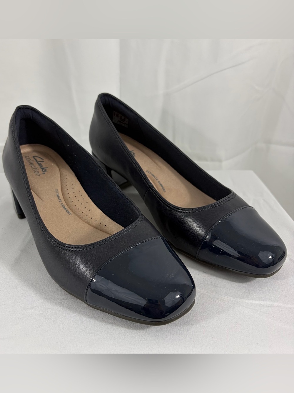 NWT Size 8.5 Clarks Navy Leather Low Heel Pumps with Gloss Cap Toe